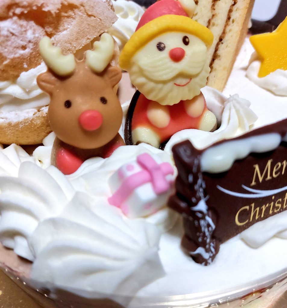Block_O_Lee's tweet photo. 今年もクリスマスはシャトレーゼのケーキを頂きました
ふわっふわっの食感が好きです

いつかダサいセーターを着てクリスマス映画マラソンしたい https://t.co/kCw5kzAWaK
