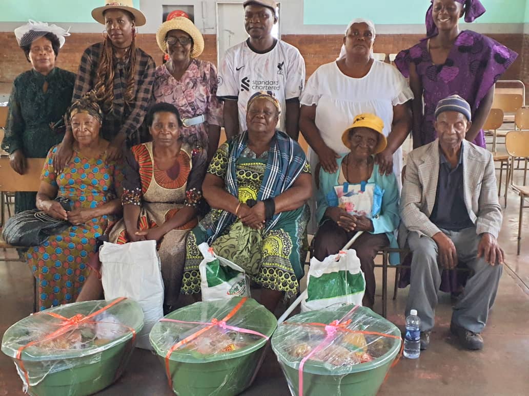 sophietakuva's tweet photo. "A kind gesture can reach a wound that only compassion can heal"

Well done Hamamaoko agriculture market Women's Club ~giving back to our elders in Zvishavane community
Let's spread love &amp; kindness in our communities do something for someone who can never repay back
@awometrust https://t.co/U8xzQByrtU