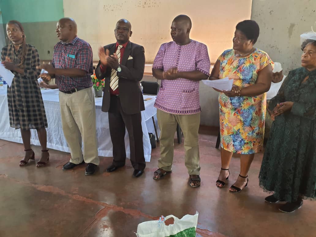 sophietakuva's tweet photo. "A kind gesture can reach a wound that only compassion can heal"

Well done Hamamaoko agriculture market Women's Club ~giving back to our elders in Zvishavane community
Let's spread love &amp; kindness in our communities do something for someone who can never repay back
@awometrust https://t.co/U8xzQByrtU