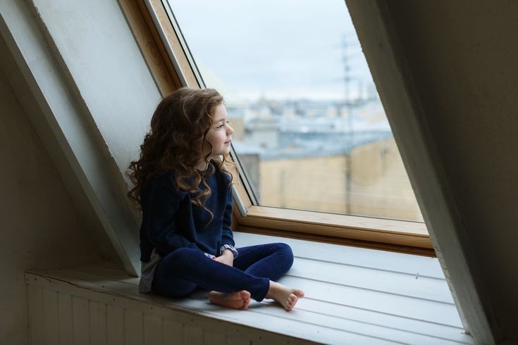 عليك أن تجد مكان في هذا العالم ..
مكان تخبئ فيه كل ما تحب، كل ما يمدك بالسعادة ..
كل ما تطمئن له، كل ما يرمم روحك، لا تخبر الحياة عنه ..
يتعافى الإنسان حين يكون في حياته مكان يذهب له
حين تؤذيه الحياة ..
ذلك المكان قد يكون إنسان .. يكفي أن تصمت امامه
ليعرف كل شيء .. 💙