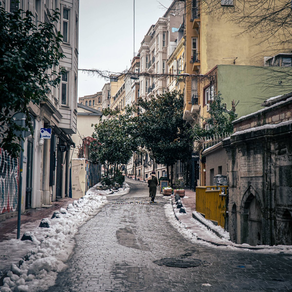 RidinTheUnknown's tweet photo. Taking a stroll from my apartment near Galata tower to a very local restaurant that had some of the best lamb that I had in turkey along with the local Salgam which means Turnip it’s an interesting fermented pickled carrot &amp; spices drink #travel #travelgram #wanderlust #adventure https://t.co/b3sYyt7kbW