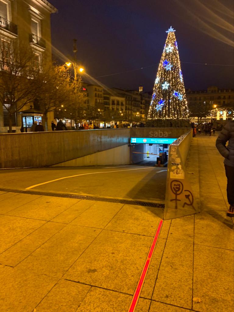 Stopledspain's tweet photo. Stopled os desea que tengáis una fantástica cena rodeado de los vuestros y una entrada en 2023 aún mejor!!
¡¡PRÓSPERO 2023!! 
#feliznavidad #navidad2022 #nochebuena #seresqueridos #pamplona #plazadelcastillo #Stopled 🚗🚨 https://t.co/RihqUn9HSJ