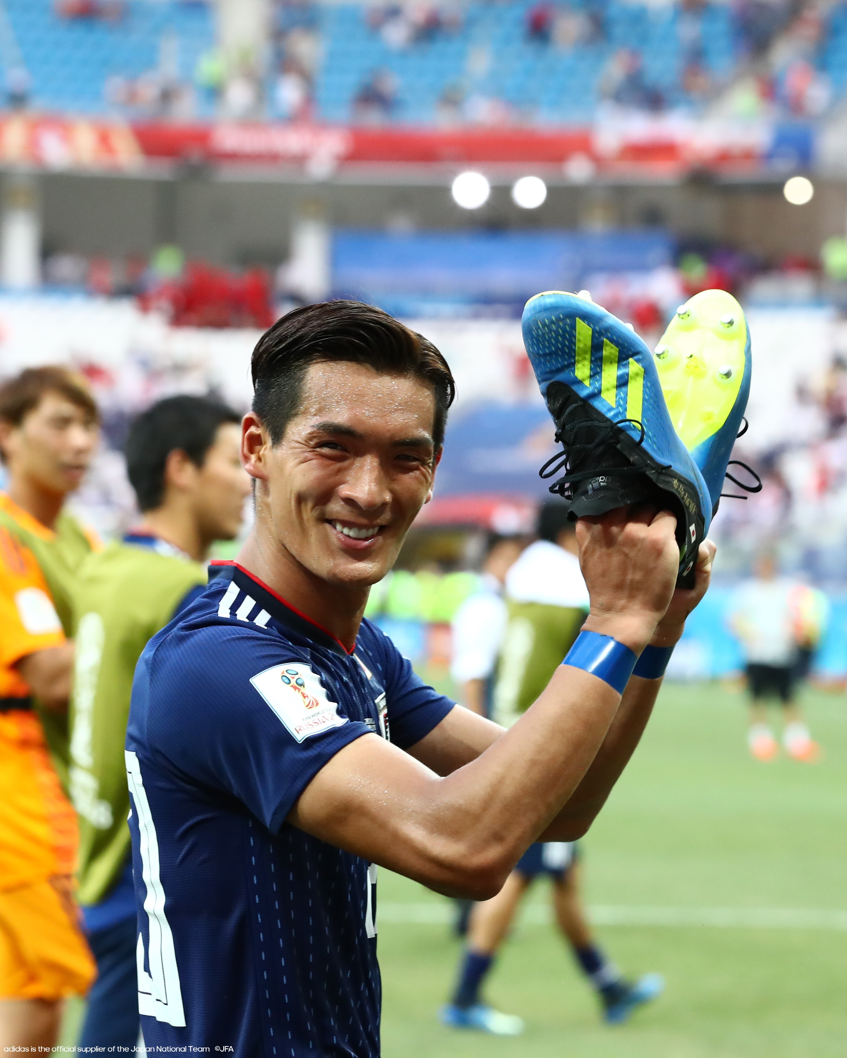 槙野智章がアディダス X18.1を槙野スタイル(左右色違い)で着用