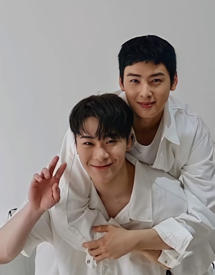 aroha9602's tweet photo. @offclASTRO Que viva BINWOO 🫶🏼🥹💜💜 https://t.co/Y5oRivdWiE