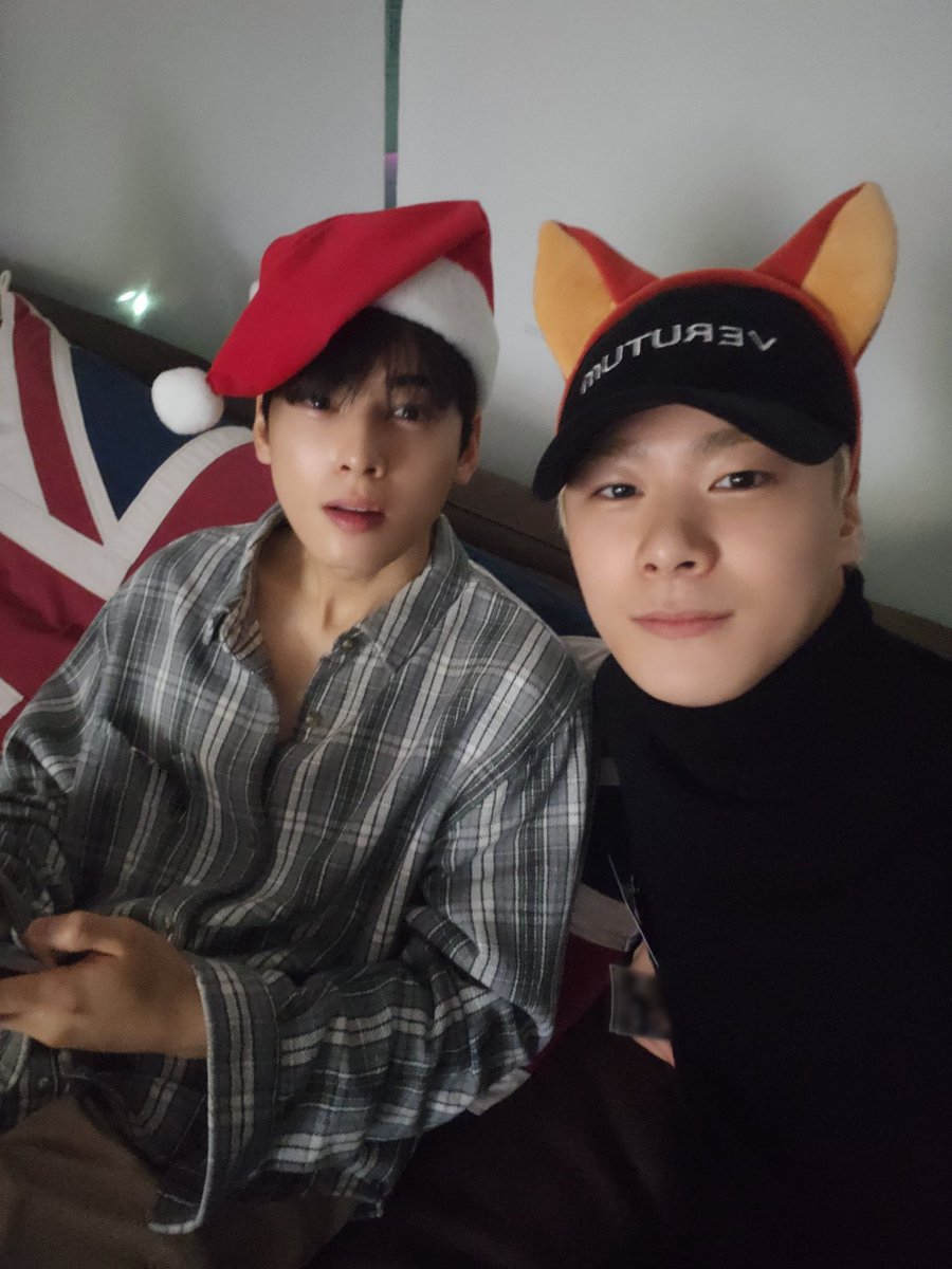 aroha9602's tweet photo. @offclASTRO Que viva BINWOO 🫶🏼🥹💜💜 https://t.co/Y5oRivdWiE