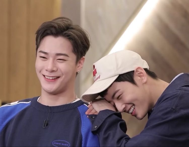 aroha9602's tweet photo. @offclASTRO Que viva BINWOO 🫶🏼🥹💜💜 https://t.co/Y5oRivdWiE