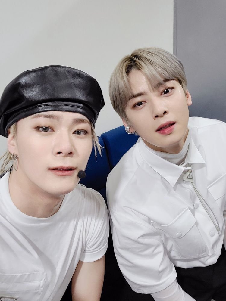 aroha9602's tweet photo. @offclASTRO Que viva BINWOO 🫶🏼🥹💜💜 https://t.co/Y5oRivdWiE