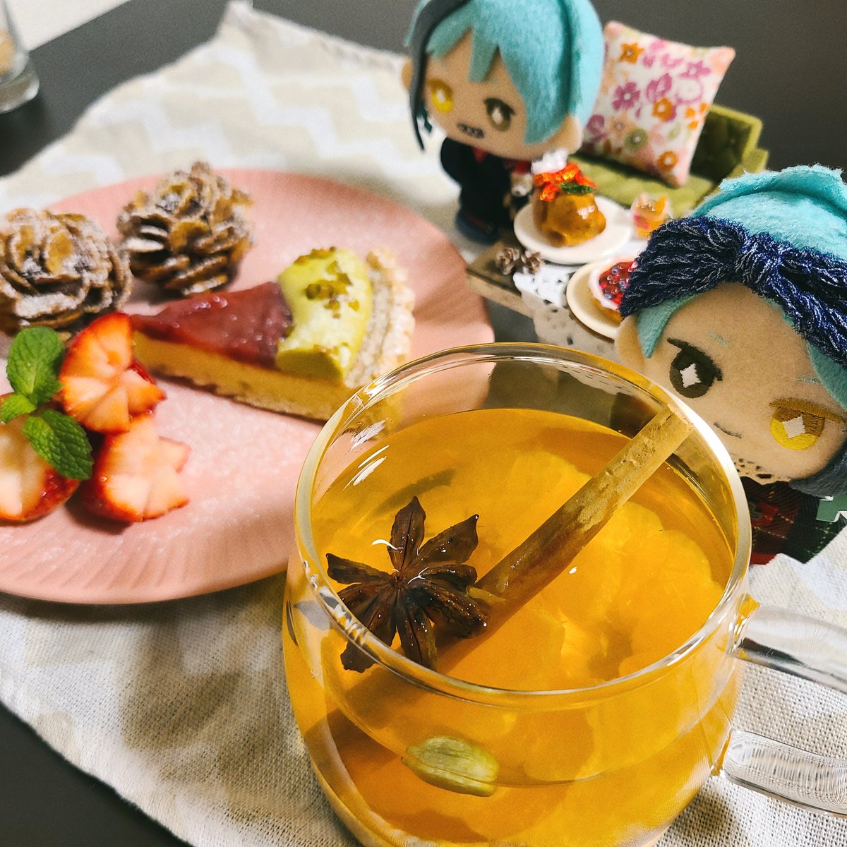 ___dama_'s tweet photo. ぬい達はスパイスティーですが人間は大人なのでグリューワイン飲みます🍷 https://t.co/3huIKtwX7q