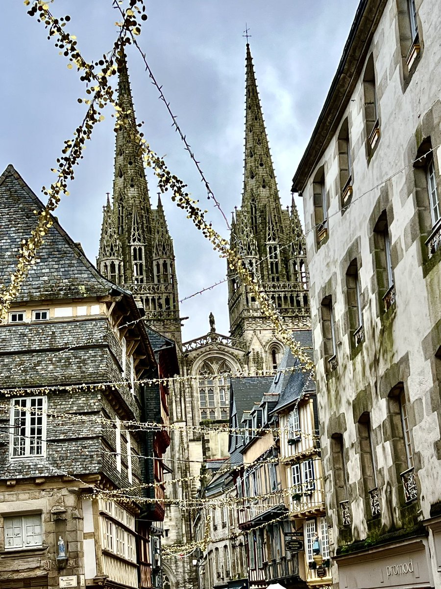 C’est étrange, je n’aime pas les curés mais j’aime bien les églises #quimper