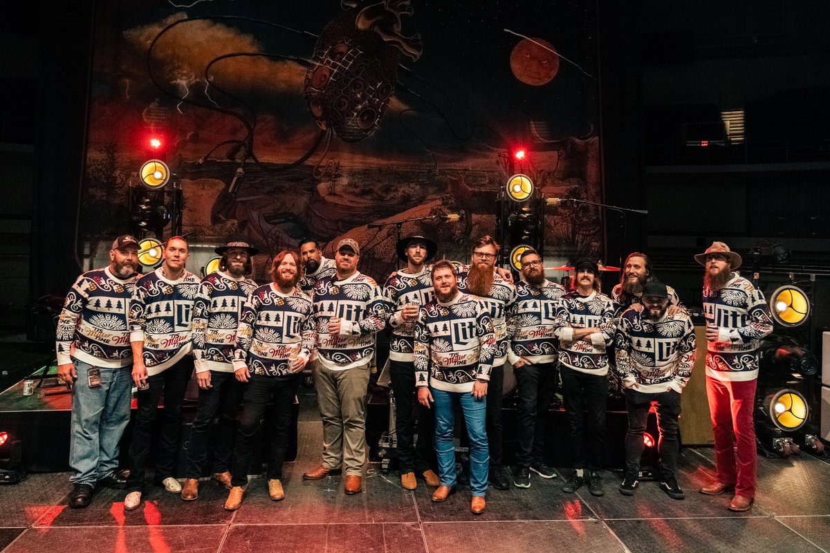 whiskeymyers's tweet photo. We want to thank all of you and @MillerLite for an amazing 2022. Merry Christmas from our family to yours! 🎄 https://t.co/IoYyb3IrB2