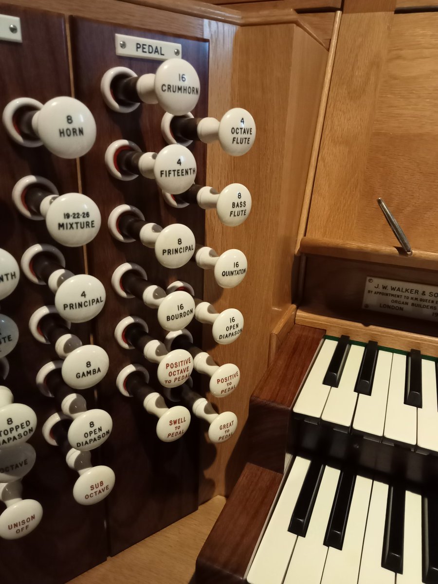 QuakerReader's tweet photo. Full Organ to support Carol singing at Cheam tonight! #ChristmasCarol #Christmas #Organ #PipeOrgan #KingOfInstruments https://t.co/Nwkhl5SwP6