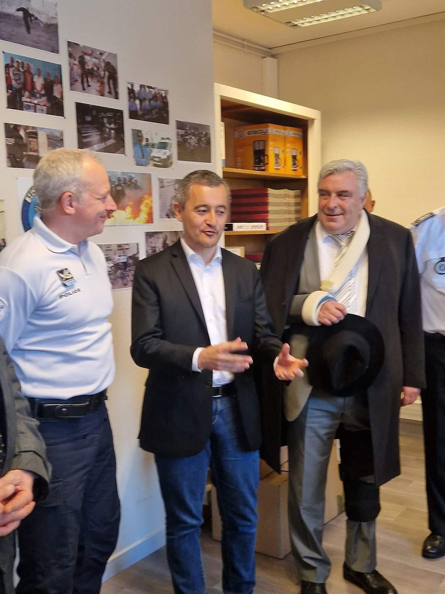 🇫🇷 Accueil républicain de Monsieur <a href="/GDarmanin/">Gérald DARMANIN</a>, Ministre de l’Intérieur.
J'ai demandé des effectifs supplémentaires et j'ai présenté le projet d'un nouveau commissariat de Police qui est essentiel pour Boulogne-sur-Mer afin de garantir la  tranquillité publique des Boulonnais.