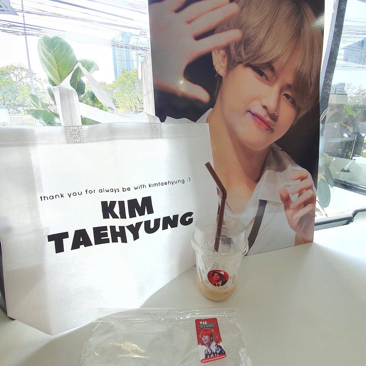 Kvvang_ARMY's tweet image. งานน่ารัก โทนดี อบอุ่นมากๆค่ะ เครื่องดื่มและเค้กก็อร่อย🥰❤️
#Christmastreewithtinyboy