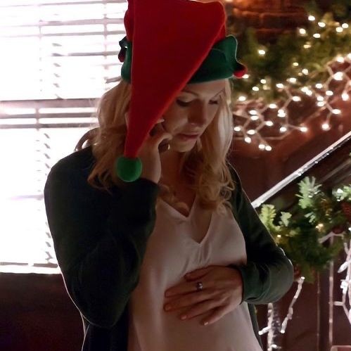 comfortcandice's tweet photo. happy christmas eve from caroline forbes 💫💫 https://t.co/dCexhdX8b9