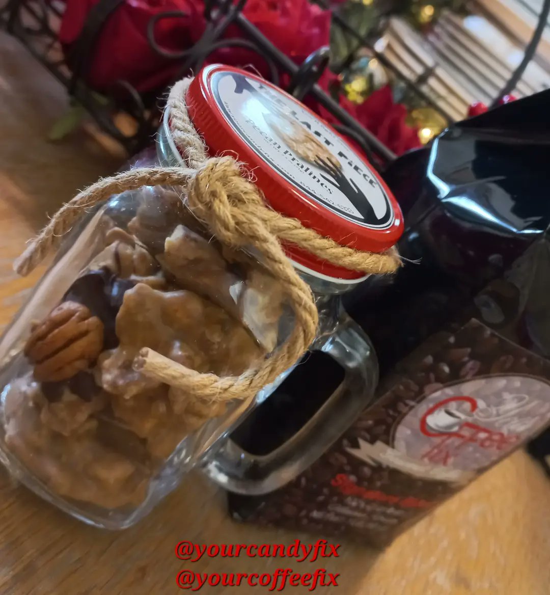 yourcandyfix's tweet photo. Merry Christmas from us both; Your Candy Fix and Your Coffee Fix 🎁☕️🌲
#candyisdandy #coffeeislove https://t.co/UaP9y9Q3qw
