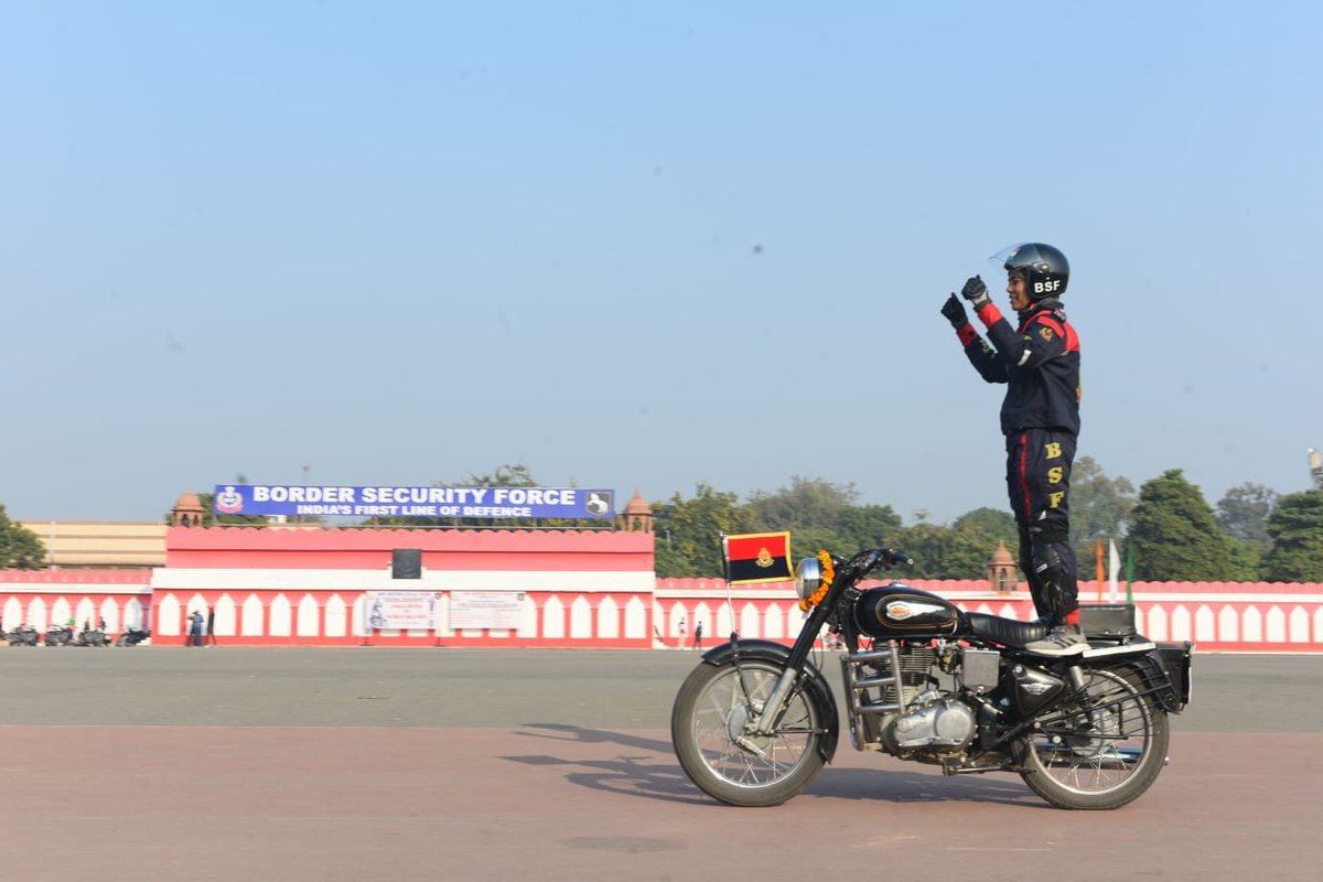 DDNewslive's tweet photo. Inspector Himanshu Sirohi, Captain of @SeemaBhawaniBSF All Women Motorcycle Team of #BSF sets #LimcaWorldRecord for ‘LONGEST STANDING RIDE ON SIDE BRACKET ON ROYAL ENFIELD 350 CC (SOLO EVENT)’ by riding without break for 6 hr 03 min 03 sec covering 178.6 km. https://t.co/sWNjkmxkYh