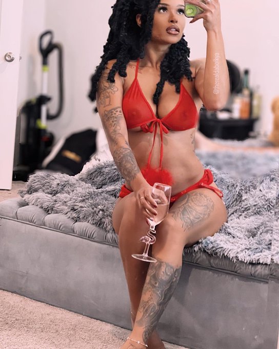 &lsquo;tis the season ❤️ (IG saw it first) https://t.co/FhJLZDVN1S https://t.co/rCstQ6ivhr<a href="/tag/shakethatasssaturday"class="tags"><span>#shakethatasssaturday</span></a>