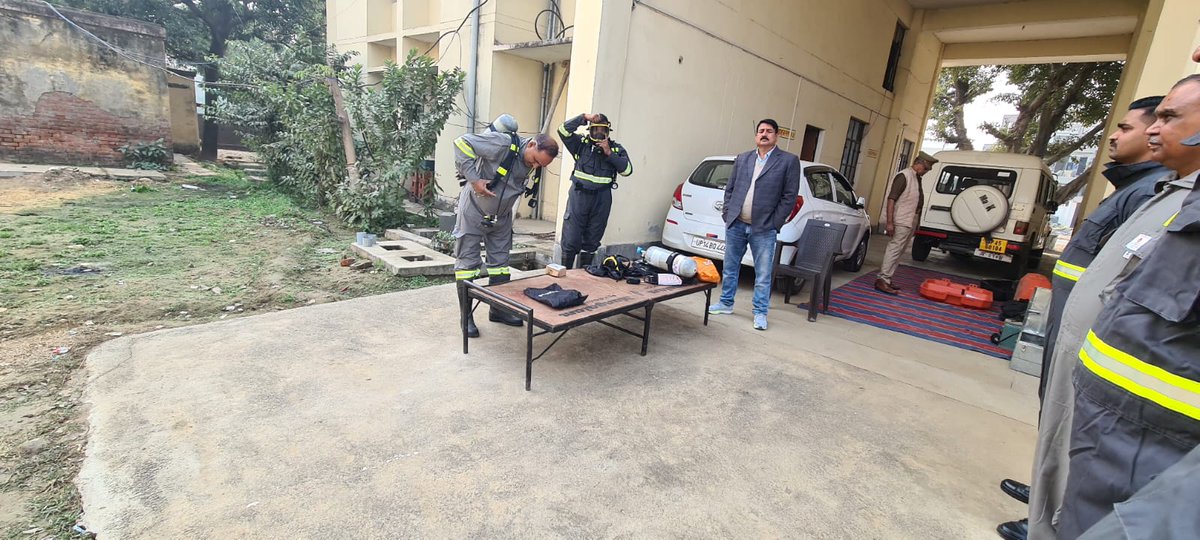 ambedkarnagfire's tweet photo. पुलिस महानिदेशक फायर सर्विस  लखनऊ महोदय के निर्देशानुसार आज दिनाक 24-12-2022 को CFO महोदय द्वारा फायर सर्विस अम्बेडकरनगर के अग्निशमन  केंद्र अकबरपुर पर उपस्थित सभी फायर सर्विस अधिकारियों/ कर्मचारियों को बी. ए. सेट का प्रशिक्षण प्रदान किया गया ।@uppolice @fireserviceup https://t.co/mnwcJVIA8W
