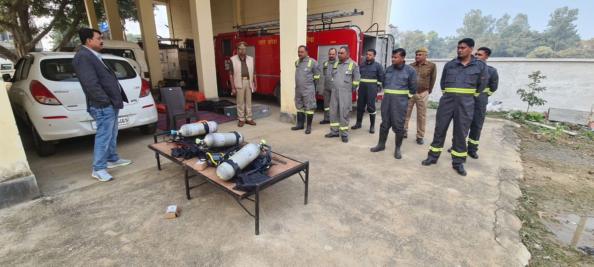 ambedkarnagfire's tweet photo. पुलिस महानिदेशक फायर सर्विस  लखनऊ महोदय के निर्देशानुसार आज दिनाक 24-12-2022 को CFO महोदय द्वारा फायर सर्विस अम्बेडकरनगर के अग्निशमन  केंद्र अकबरपुर पर उपस्थित सभी फायर सर्विस अधिकारियों/ कर्मचारियों को बी. ए. सेट का प्रशिक्षण प्रदान किया गया ।@uppolice @fireserviceup https://t.co/mnwcJVIA8W