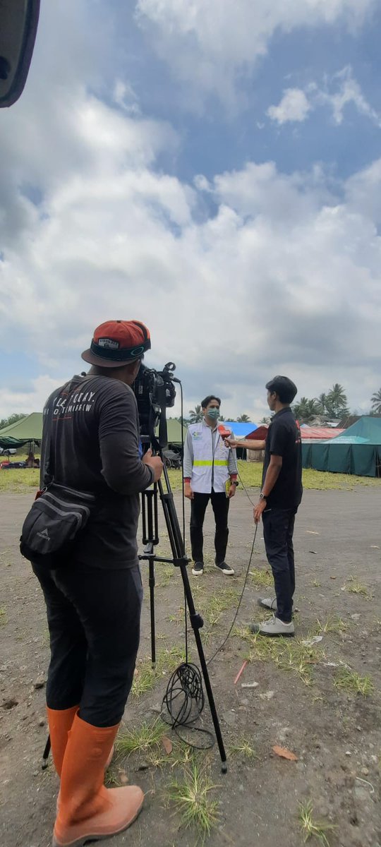 goldhi_'s tweet photo. #jurnalis 
#reporter 
#semeru https://t.co/HG6ElVkWqn