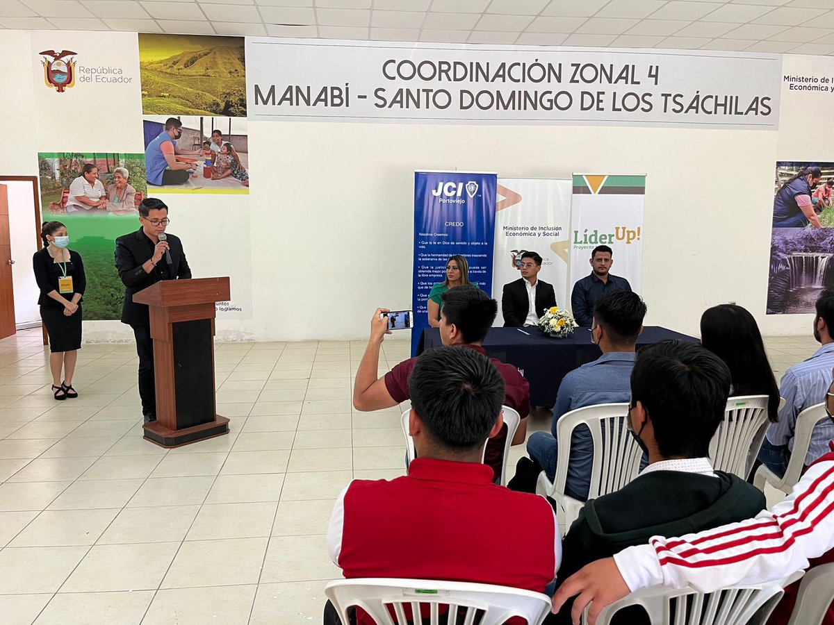 DHumanoEc's tweet photo. #Portoviejo l Se realizó la ceremonia de clausura de la escuela #LiderUp, donde 50 jóvenes desarrollaron sus habilidades de liderazgo para cumplir sus metas. Está actividad es parte del programa #VivoJoven que promueve el #MIES para crear espacios de participación. https://t.co/tom8Ofjz8Q