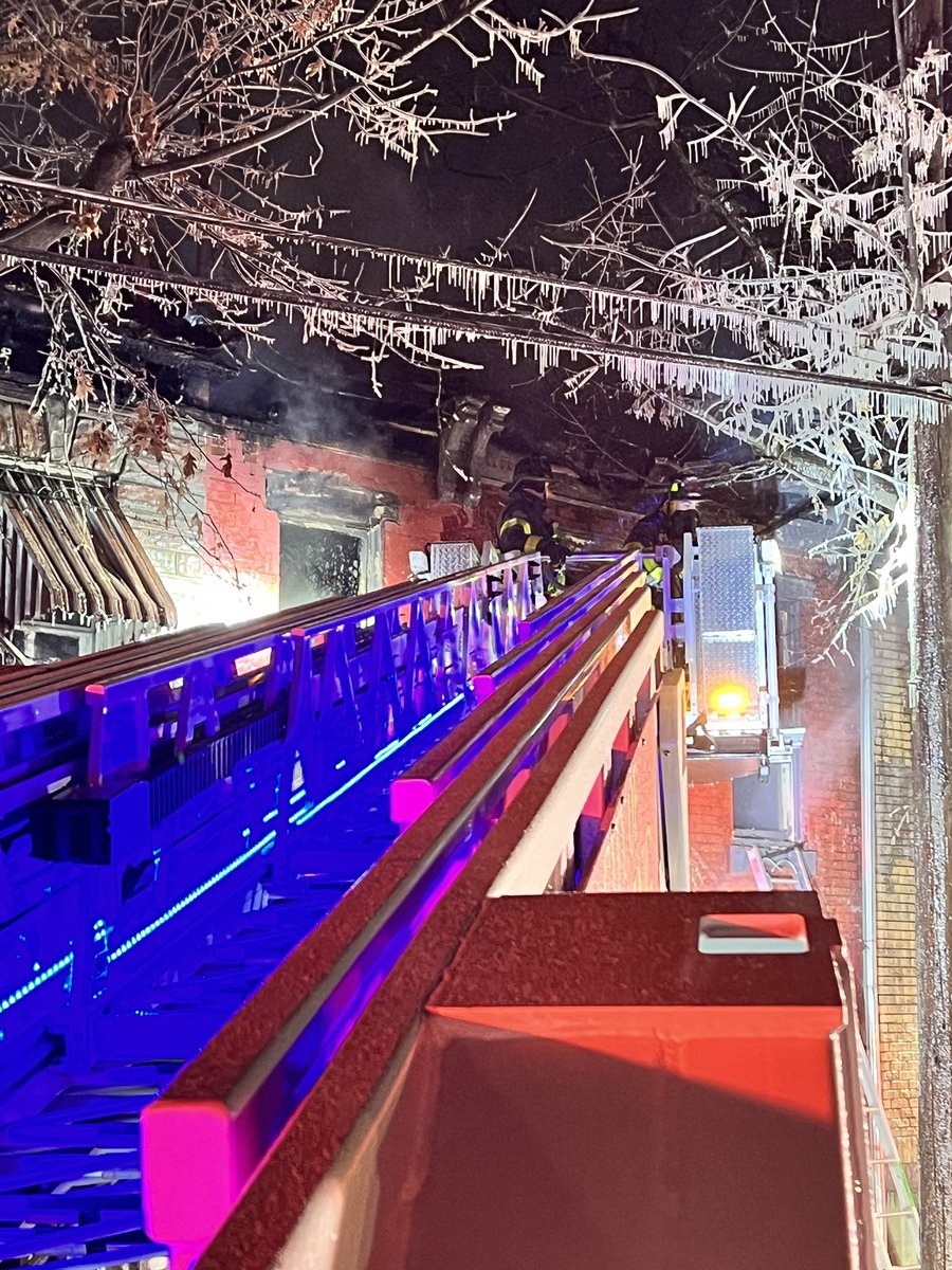 To all @ReadingPaFire Members that operated late into the frigid night-strong work by all to limit fire spread under advanced conditions and limited safe access. Thank you <a href="/TowerHealthNow/">Tower Health</a> for the warming bus. #RFDproud #loveforthejob