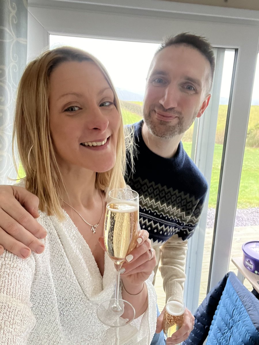 Manonwilkinson's tweet photo. 💍🎄Methu stopio gwenu. Diolch Eifs 🤍💍24.12.22 https://t.co/TbdUErPI84