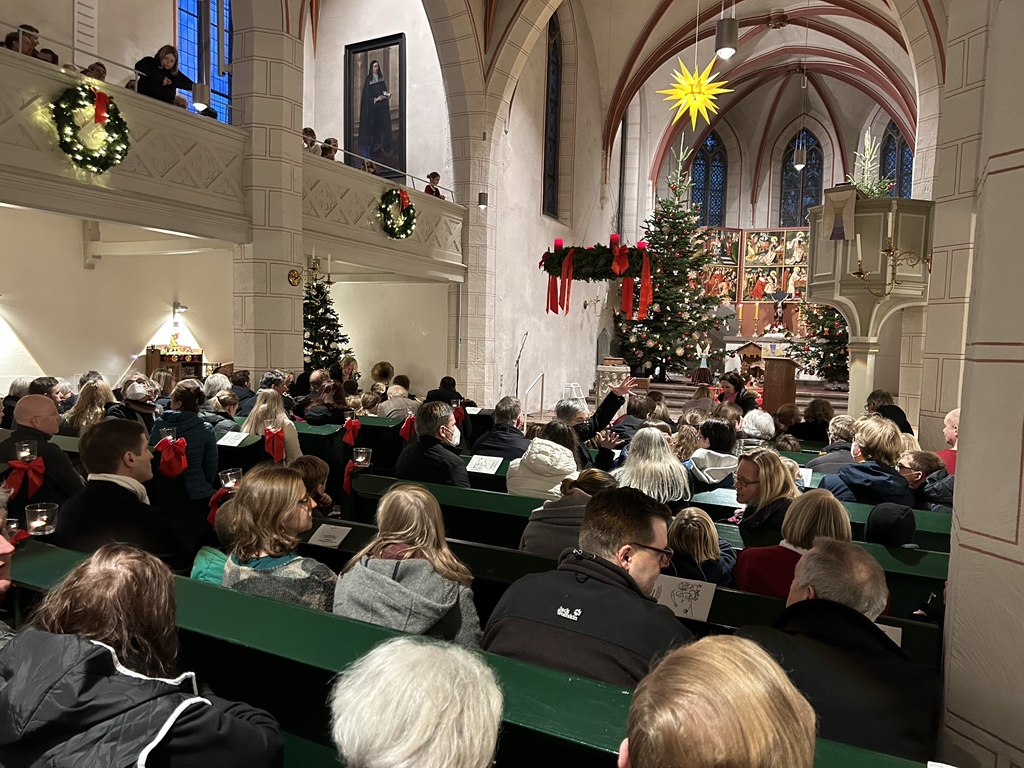 Wie schön, nach zwei Jahren mit begrenzter Besucherzahl heute schon den zweiten #Weihnachtsgottesdienst in <a href="/st_albani/">St. Albani Göttingen</a> so voll zu sehen! Auch die Empore wird endlich wieder genutzt.
Frohe #Weihnachten an alle in #Göttingen und darüber hinaus!