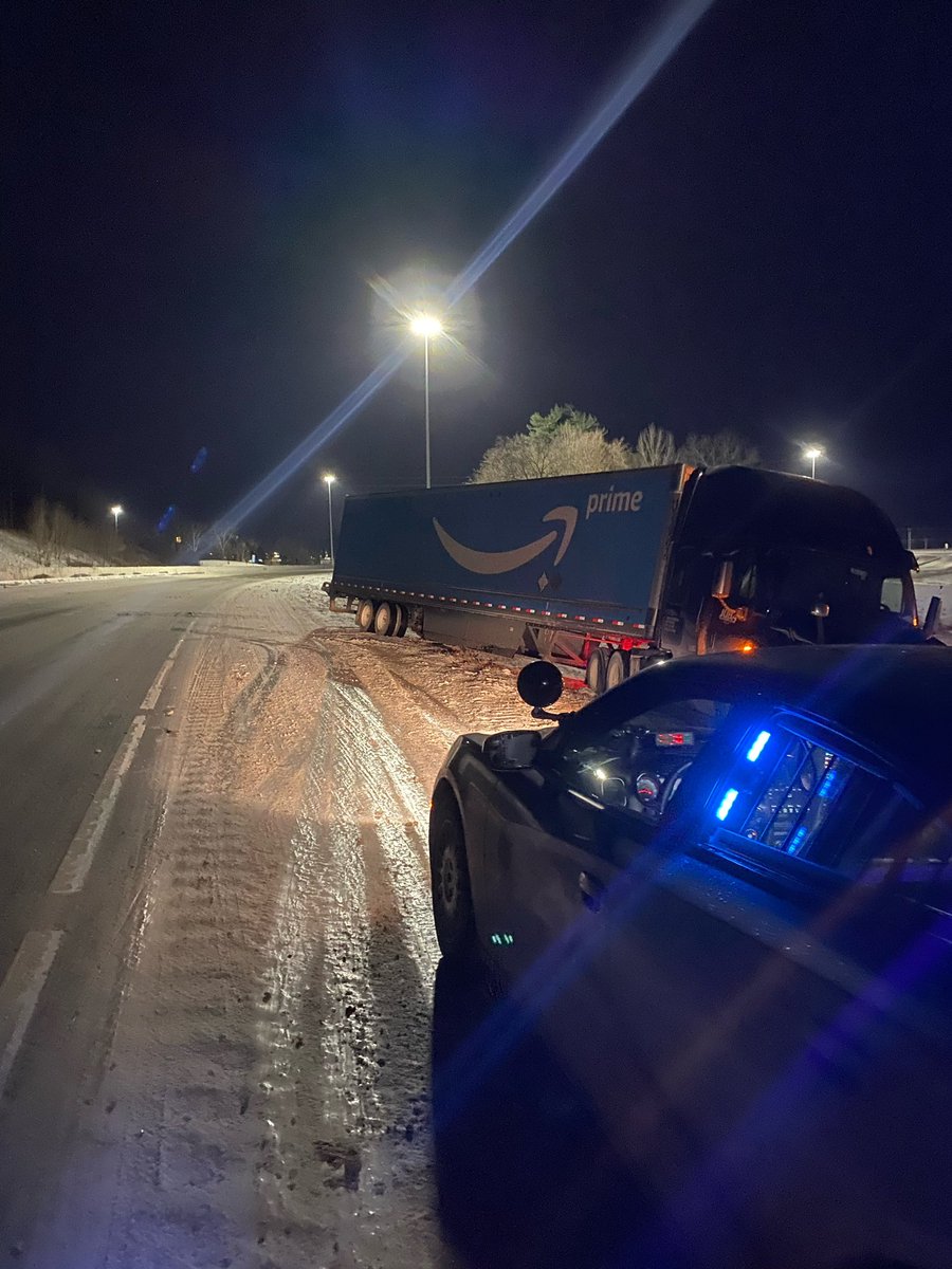 TprPriddy's tweet photo. Yesterday KSP Post 3 responded to 81 collisions and 60 motorist assist. I-65 along with all roads in the post 3 district remain slick and hazardous. If you do plan on traveling please lower your speeds and use caution. 

Check road conditions by visiting https://t.co/plo2kd9ZCV https://t.co/V7SspHgNJI