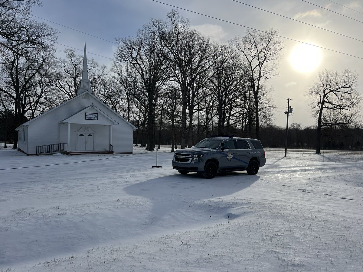 TprPriddy's tweet photo. Yesterday KSP Post 3 responded to 81 collisions and 60 motorist assist. I-65 along with all roads in the post 3 district remain slick and hazardous. If you do plan on traveling please lower your speeds and use caution. 

Check road conditions by visiting https://t.co/plo2kd9ZCV https://t.co/V7SspHgNJI