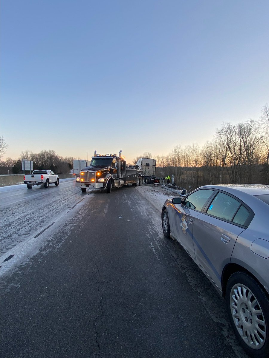 TprPriddy's tweet photo. Yesterday KSP Post 3 responded to 81 collisions and 60 motorist assist. I-65 along with all roads in the post 3 district remain slick and hazardous. If you do plan on traveling please lower your speeds and use caution. 

Check road conditions by visiting https://t.co/plo2kd9ZCV https://t.co/V7SspHgNJI