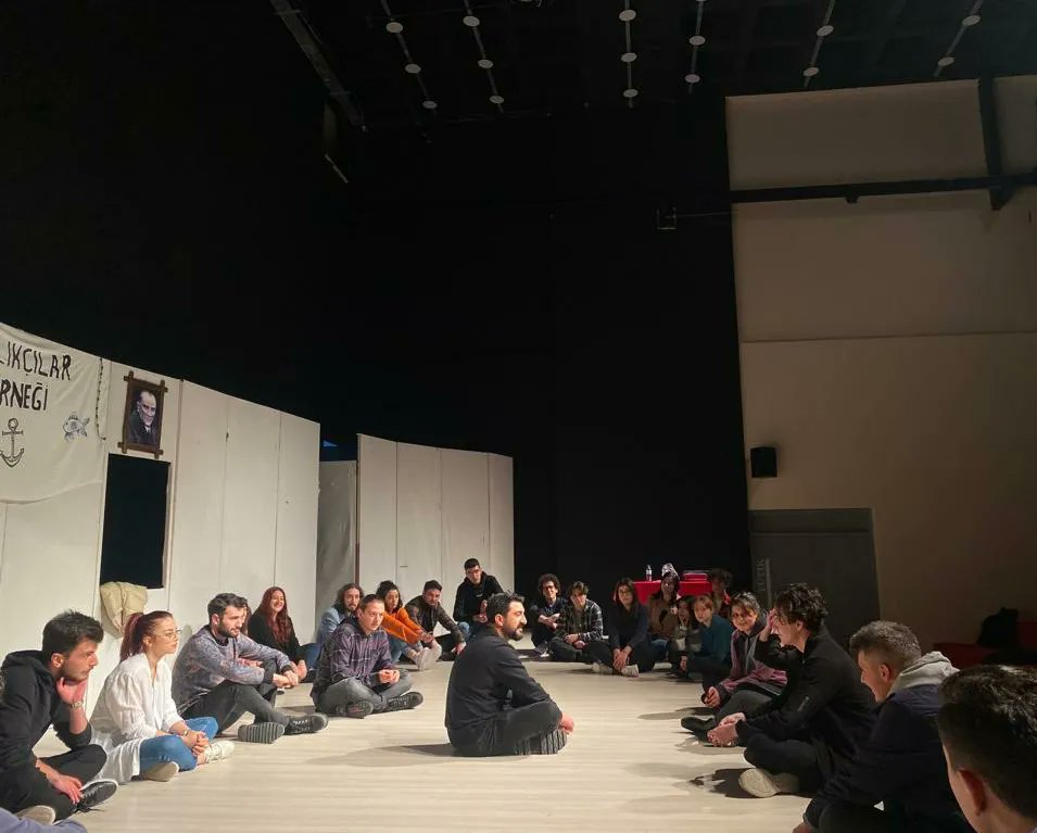 22 Aralık Perşembe günü gerçekleştirdiğimiz atölyemizden kareler...

@isayavuz 'a bu keyifli atölyeyi gerçekleştirdiği için ve bu atölyede bizimle beraber olan tüm Yütikseverlere teşekkür ederiz.

YÜTİK

Tutkuyla Tiyatro Yapıyoruz.

#yutik #tiyatro #yalovaüniversitesi