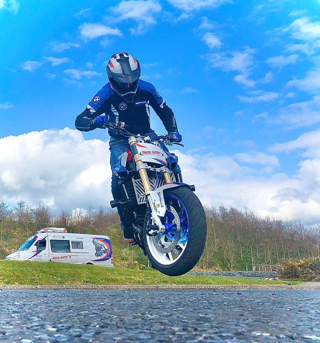 Happy Christmas, safe riding on and off road and the very best to you all for the new year 🎄<a href="/BMWMotorradUK/">BMW Motorrad UK</a>