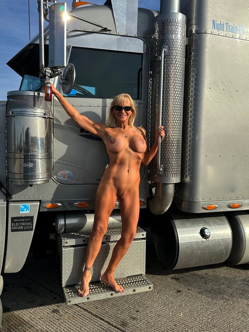 1 pic. Traveling #Highways 4 the #Holidays getting #NIP Pics w/ this Special #Trucker & his #Hot Rig