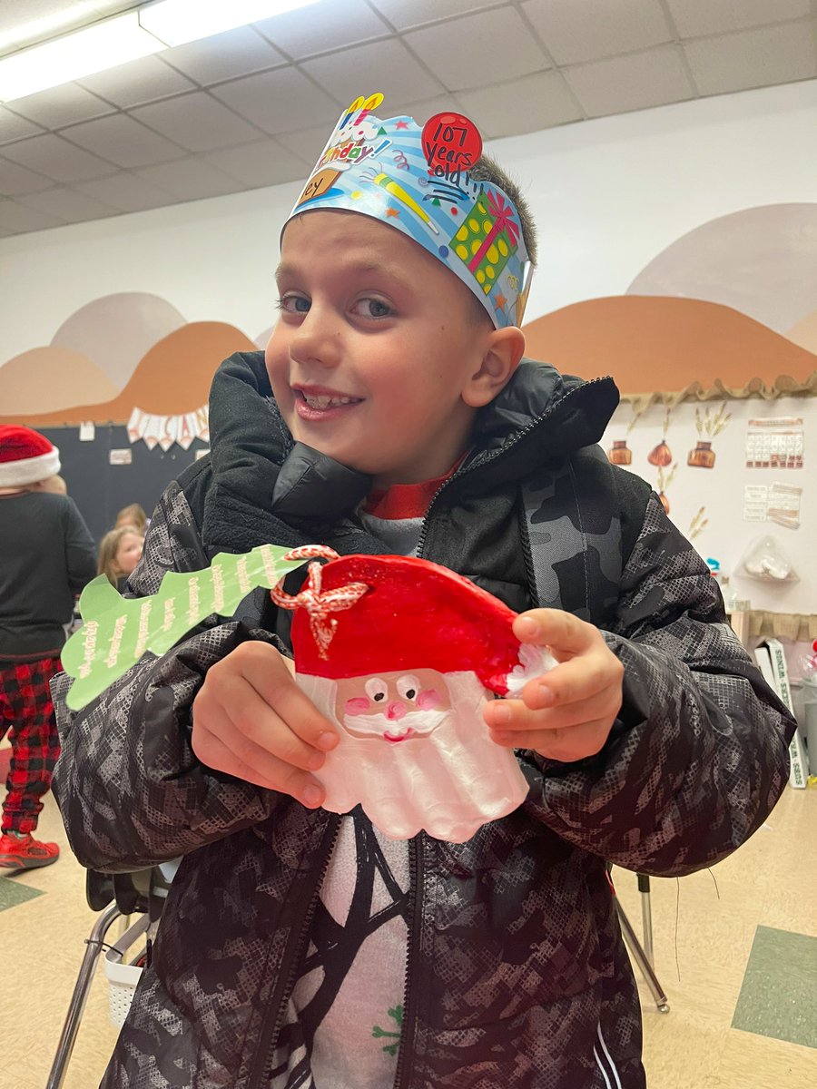 EmilyCron16's tweet photo. Making memories and smiling faces 🎄🎅🏼Merry Christmas from 3rd Grade! #wcsdletsgo @ElmSt_WCSD https://t.co/RNXq8h3pcm