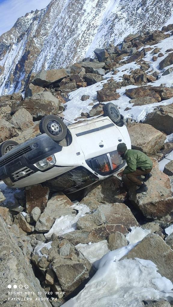 ANI's tweet photo. Indian Army troops carried out timely evacuation of 2 civilians who met with an accident near Khardungla Top, Ladakh today. They were provided with timely medical aid by Army troops &amp; their vehicle was also recovered in coordination with Ladakh Police:Fire&amp;Fury Corps, Indian Army https://t.co/FxPKCrpFFH