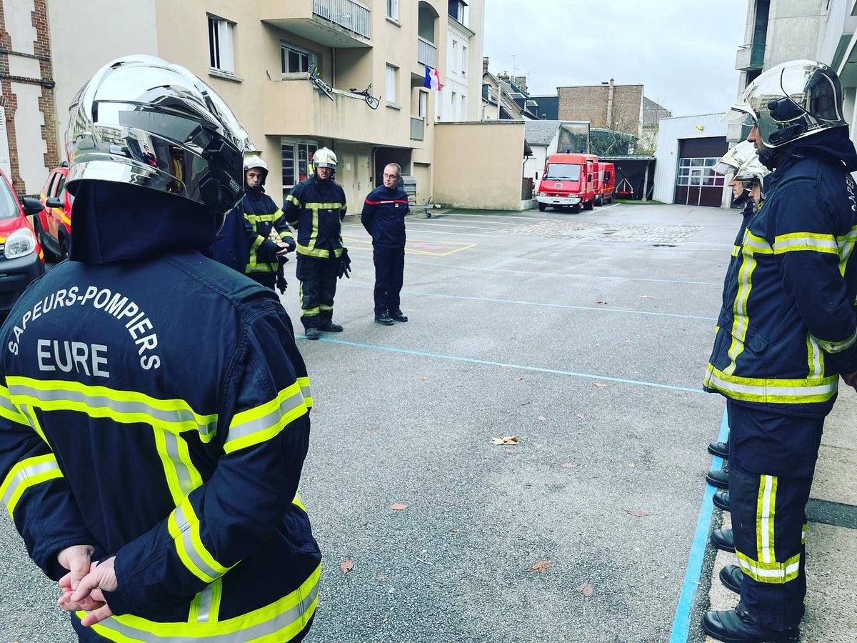 sdis27's tweet photo. Aujourd’hui @LehongrePascal président du #casdis &amp; le colonel HC Ducouret sont venus saluer les #operateurs #cta #codis &amp; les #sapeurspompiers pour souhaiter symboliquement 1 #joyeuxnoel à tous les #spv #spp ou #pat de garde ou d’astreinte dans l’ @EureenNormandie en ce réveillon https://t.co/9WyqZWEUvx