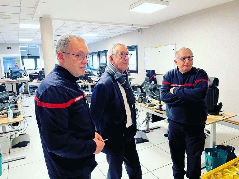 sdis27's tweet photo. Aujourd’hui @LehongrePascal président du #casdis &amp; le colonel HC Ducouret sont venus saluer les #operateurs #cta #codis &amp; les #sapeurspompiers pour souhaiter symboliquement 1 #joyeuxnoel à tous les #spv #spp ou #pat de garde ou d’astreinte dans l’ @EureenNormandie en ce réveillon https://t.co/9WyqZWEUvx