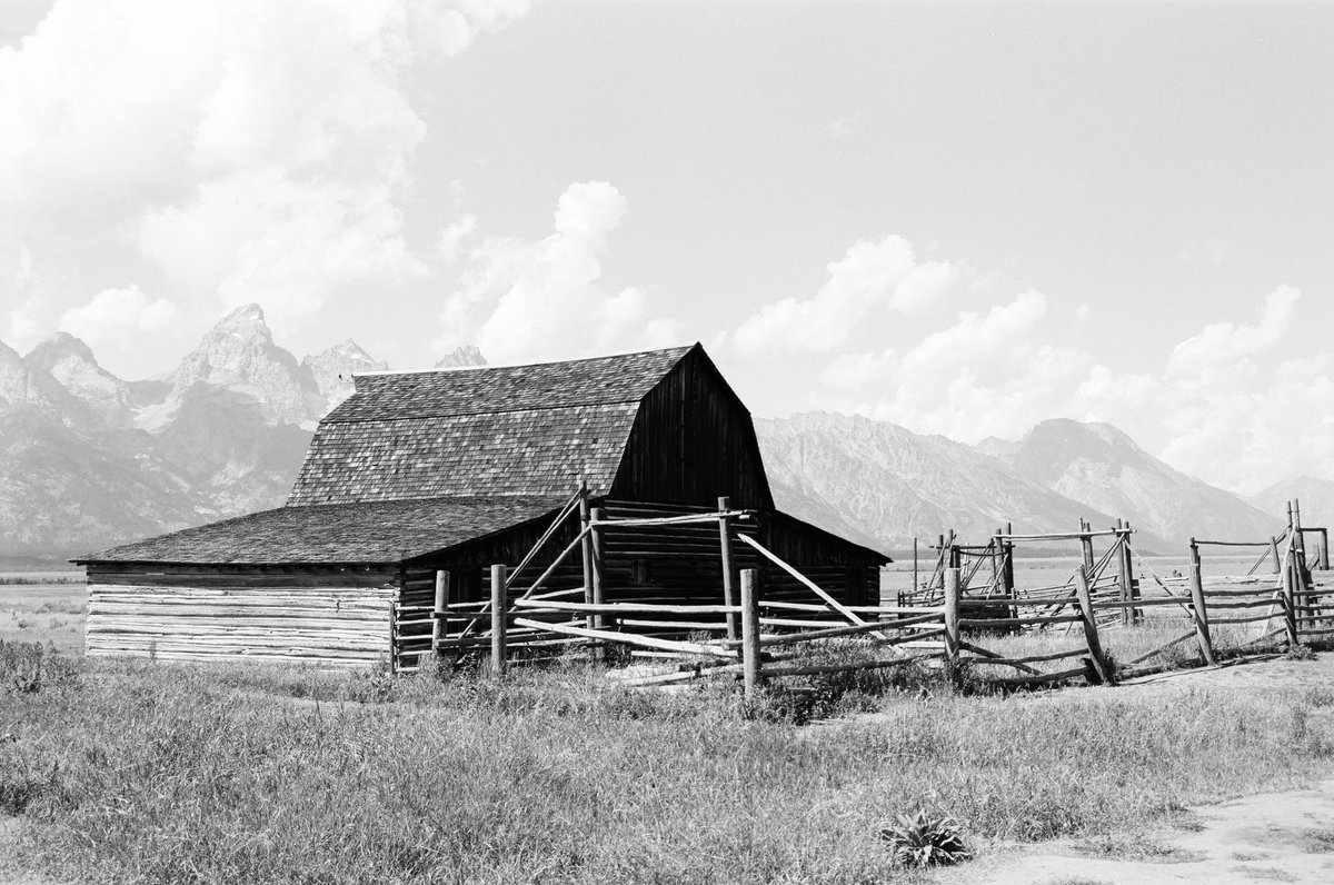 StoffelMatt's tweet photo. John Moulton Homestead on #tmax #35mm #film with a red filter https://t.co/dYKOOv8Cre