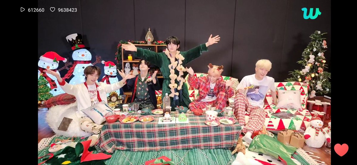 juncsg's tweet image. Happy holidays to my cute boys 🎄💗