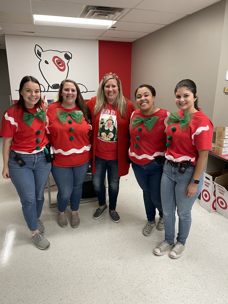 Merry Christmas from the #T0665 Team 🎄 <a href="/JustVisually/">M Dugand</a> <a href="/GladieuxKristin/">Kristin Gladieux</a> @JenniferT0665 #TARGET
