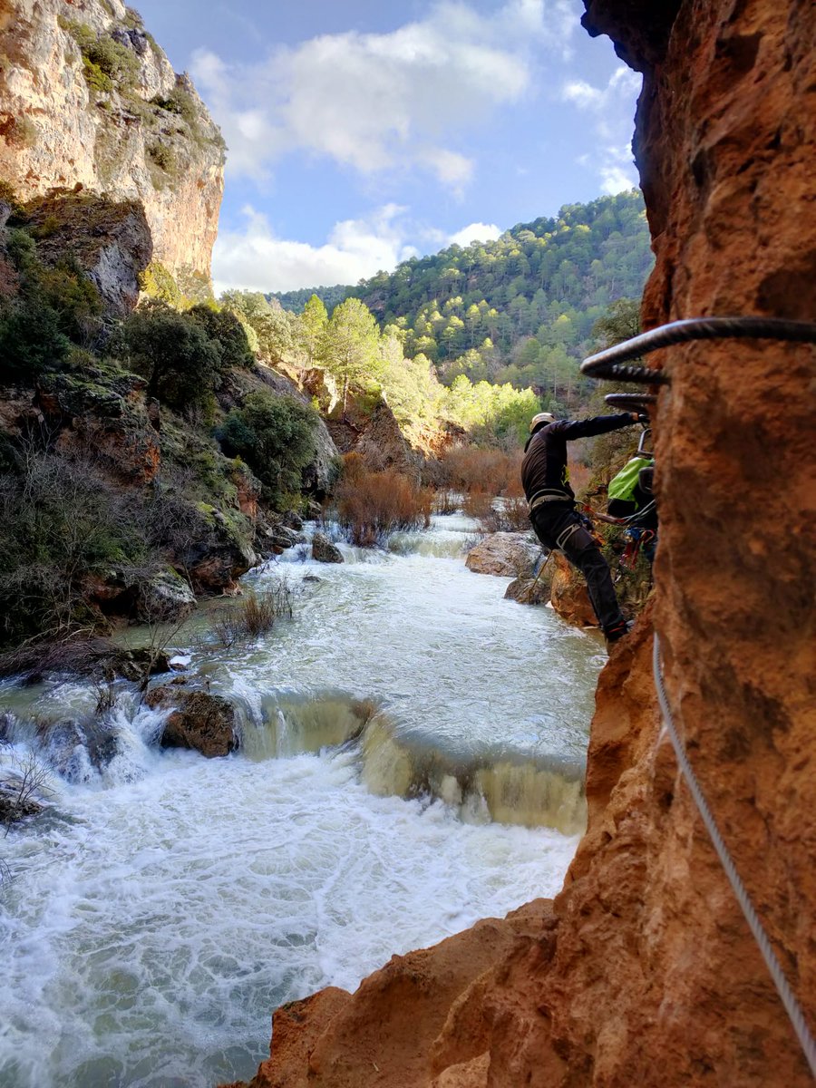 SenderoVertical's tweet photo. Las férratas de cuenca está perfectas este invierno https://t.co/QDwP3Qn2a5