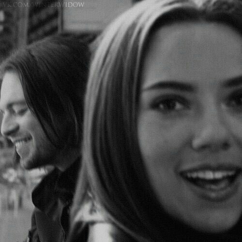 RedRoomWidow_'s tweet image. Merry Christmas Eve! Also, look who photobomed.