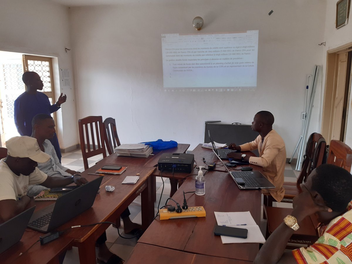 uncpsbenin's tweet photo. Ce Jeudi 22 Décembre 2022 s’est tenue au siège de l’UNCPS-Bénin une séance de travail entre l’Union Nationale des Coopératives de Producteurs de Soja du Bénin (UNCPS-Bénin) et les représentants du SFD COMUBA.
#UNCPS #soja #agriculture #wasexo #Benin https://t.co/HDmYIdTv1B