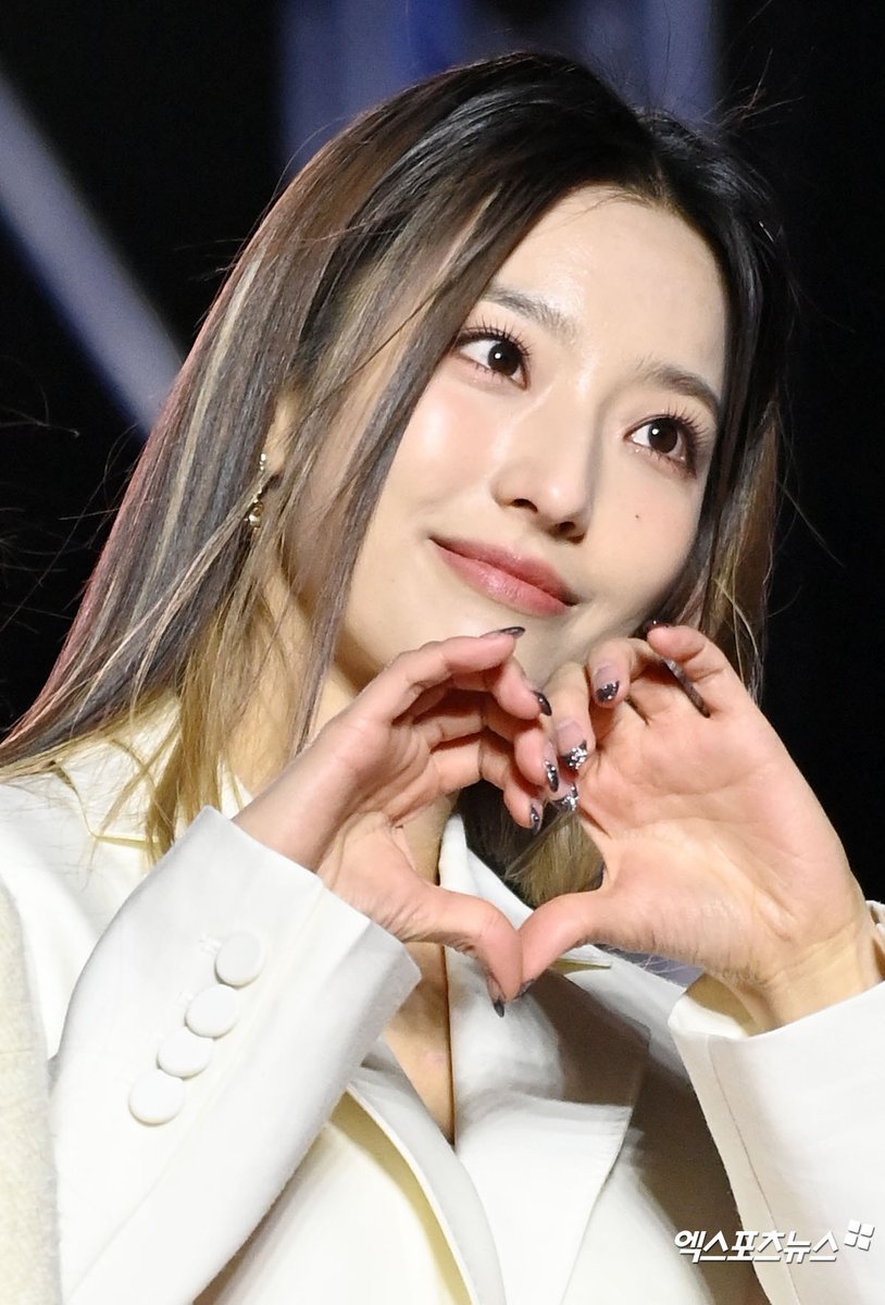 Halujee1's tweet photo. @realfromis_9
#LeeSaerom #Saerom #이새롬 #fromis_9 #프로미스나인
#WelcomeBackCaptain
#WelcomeBackSaerom
#fromis_9atSBSGayo https://t.co/beposqC5tT