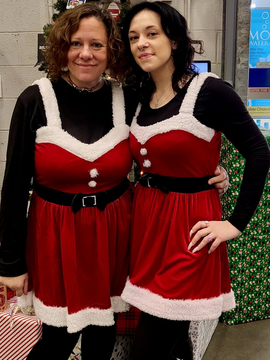 linac3676's tweet photo. Happy Holidays from #lowes2594 #teamlowes #coldweather 
@JMB_Burnett 
@BenitoKomadina 
@LauraG813R1 
@PWilkinson_77 
@rosiegirl3702 https://t.co/76jckwmwLb