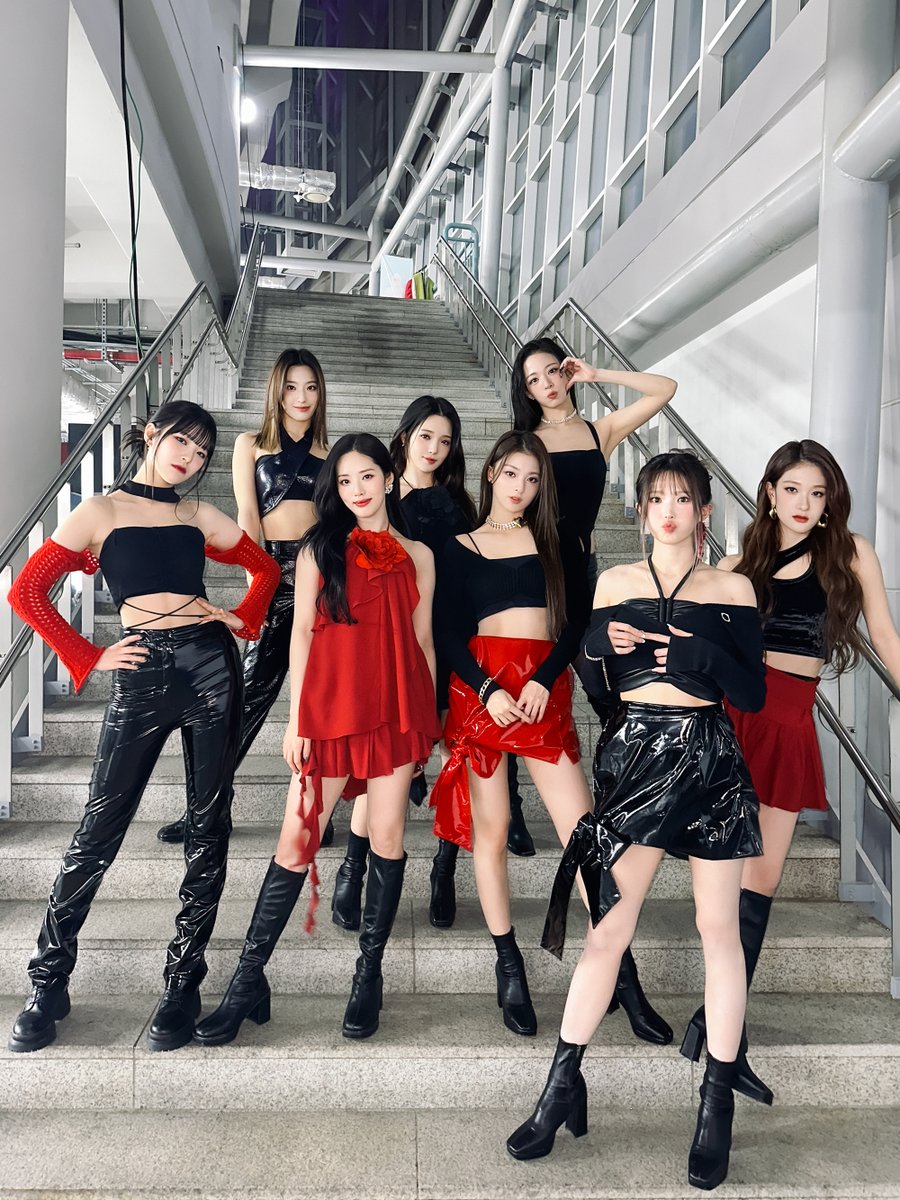 Spend the xmas eve on SBS Gayo Daejun! From as white as snow on red carpet to fierce black and red on stage! It will be a dazzling memories for us and flover, merry christmas 🎄❣️