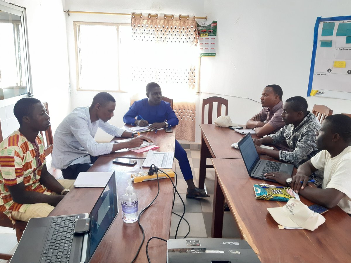 uncpsbenin's tweet photo. Ce Jeudi 22 Décembre 2022 s’est tenue au siège de l’UNCPS-Bénin une séance de travail entre l’Union Nationale des Coopératives de Producteurs de Soja du Bénin (UNCPS-Bénin) et les représentants du SFD COMUBA.
#UNCPS #soja #agriculture #wasexo #Benin https://t.co/HDmYIdTv1B
