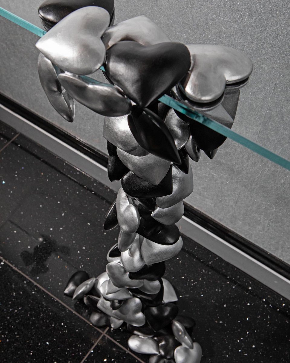 ForgeRavens's tweet image. Large tumbling hearts console table in silver and black . Photocredit - Cannonpictures. #interiordesignideas  #consoletable #designertable #hearts #tumblinghearts