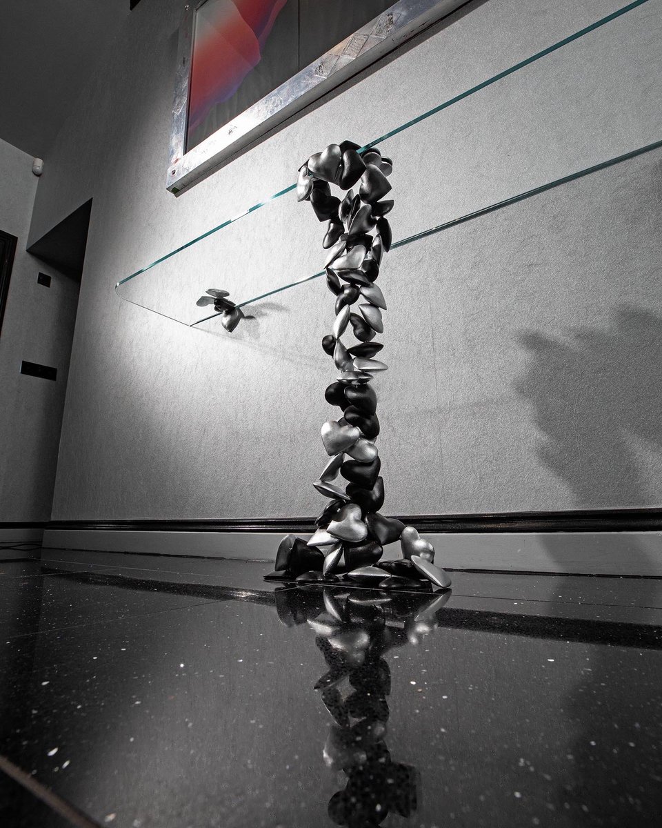 ForgeRavens's tweet image. Large tumbling hearts console table in silver and black . Photocredit - Cannonpictures. #interiordesignideas  #consoletable #designertable #hearts #tumblinghearts
